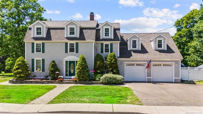 Attached, Exterior, Facade, Cape Cod