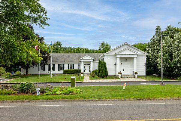 Exterior, Facade, Ranch