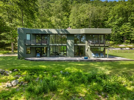 Backyard, Exterior, Facade, Modern