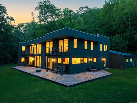 Backyard, Exterior, Facade, Modern