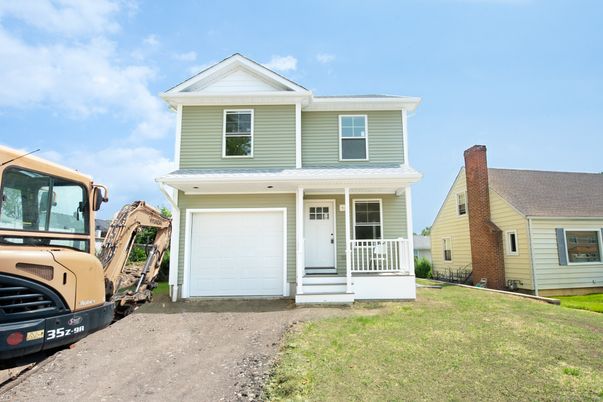 Attached, Exterior, Facade, Queen Anne Victorian