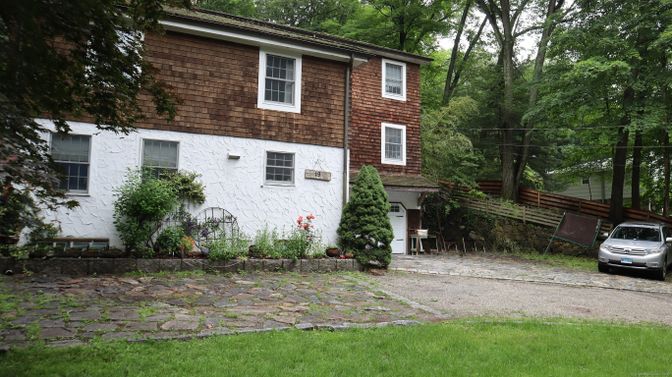 Exterior, Facade, Rowhouse