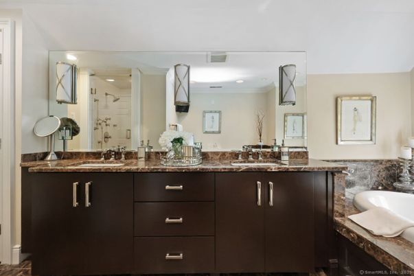 Bathroom, Dual Sink Vanities, Interior, Recessed Lighting