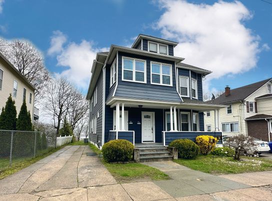 Exterior, Facade, American Foursquare