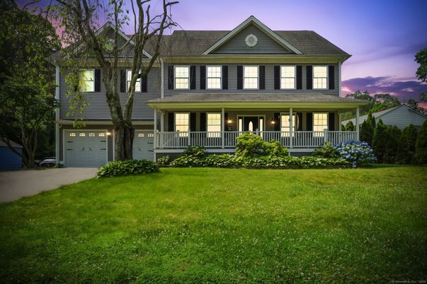 Attached, Exterior, Facade, Queen Anne Victorian