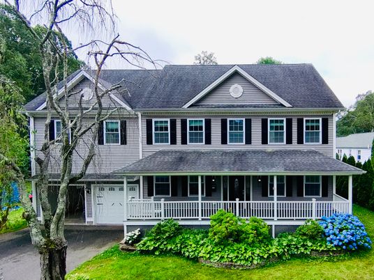 Attached, Exterior, Facade, Queen Anne Victorian