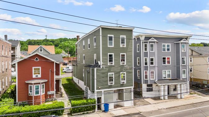 Exterior, Facade, Rowhouse