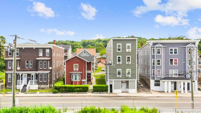 Exterior, Facade, Rowhouse