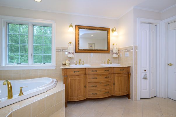 Bathroom, Dual Sink Vanities, Interior, Recessed Lighting