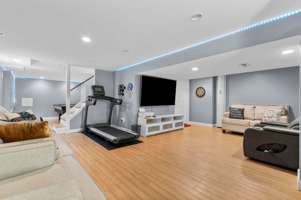 Fitness Equipment, Interior, Living room, Recessed Lighting, Wood Texture Flooring