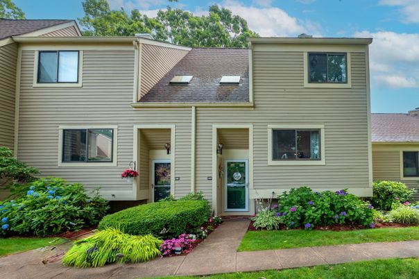Exterior, Facade, Rowhouse
