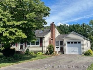 Attached, Exterior, Facade, Cape Cod