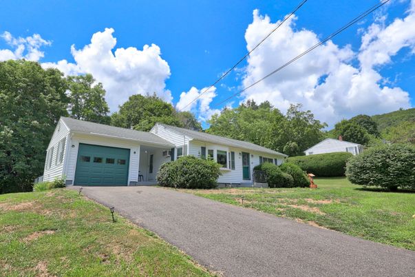 Attached, Exterior, Facade, Cape Cod