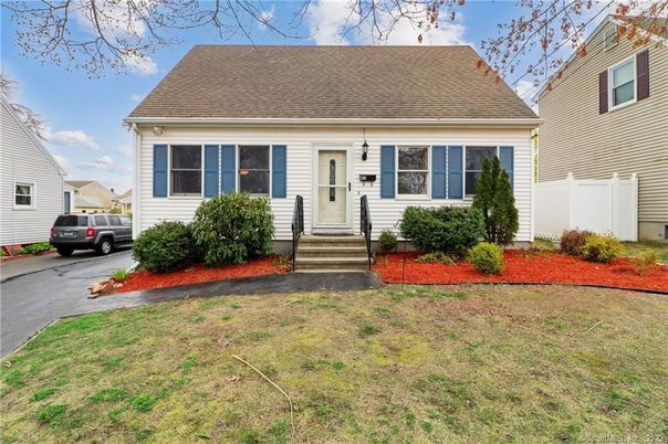 Exterior, Facade, Cape Cod