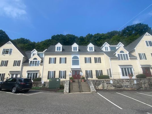 Exterior, Facade, Rowhouse