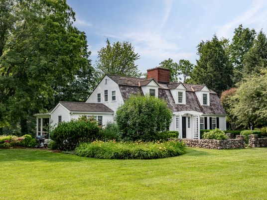 Backyard, Exterior, Facade, Cape Cod