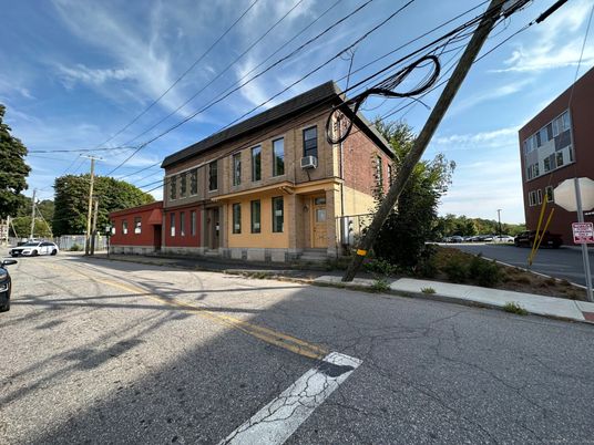 Exterior, Facade, Brick Facade, Georgian