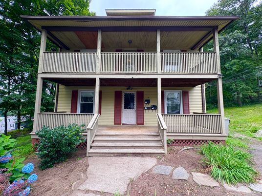 Exterior, Facade, American Foursquare