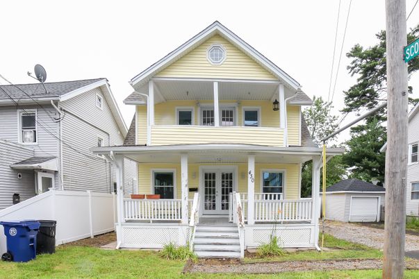 Exterior, Facade, Queen Anne Victorian