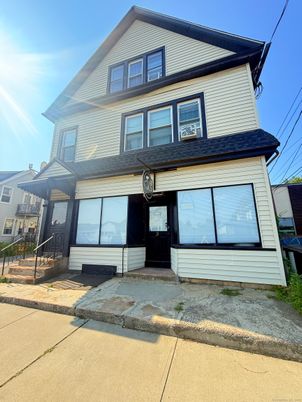 Exterior, Facade, Queen Anne Victorian