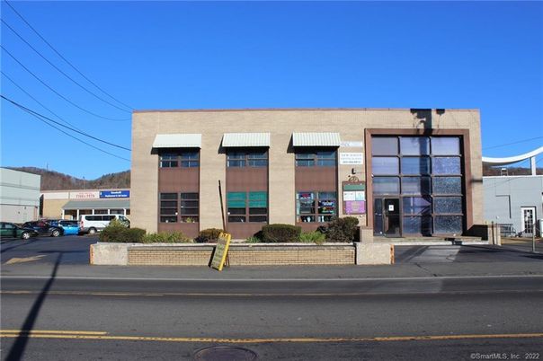 Exterior, Facade, Modern