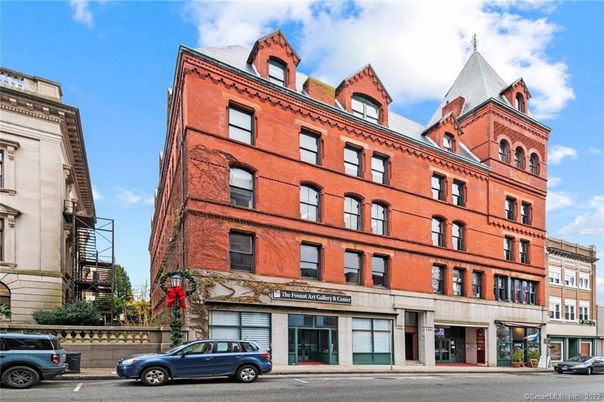 Exterior, Facade, Rowhouse