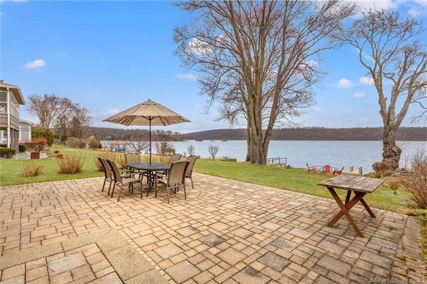 Exterior, Lake