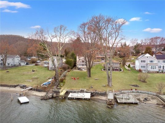 Exterior, Lake
