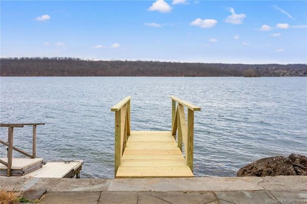 Exterior, Lake