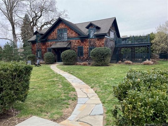 Backyard, Exterior, Facade, Brick Facade, Brick Traditional