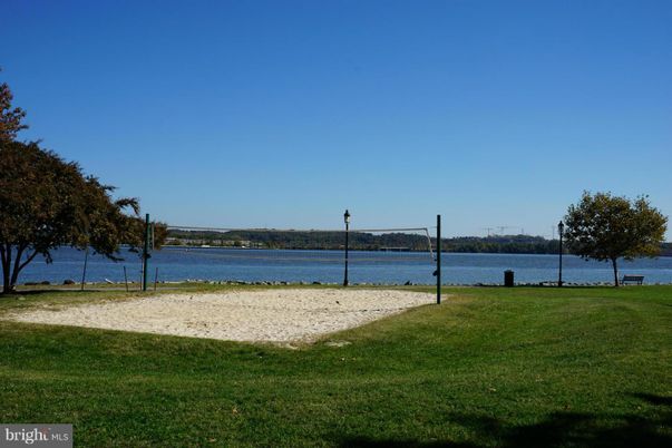 Exterior, Lake