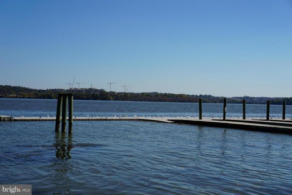 Exterior, Lake