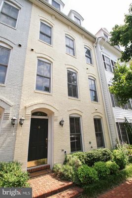 Exterior, Facade, Rowhouse