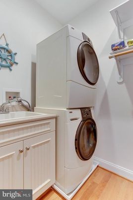 Interior, Washer, Wood Texture Flooring