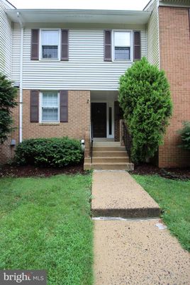 Exterior, Facade, Brick Facade, Raised Ranch