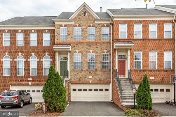Attached, Exterior, Facade, Brick Facade, Georgian