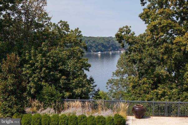 Exterior, Lake