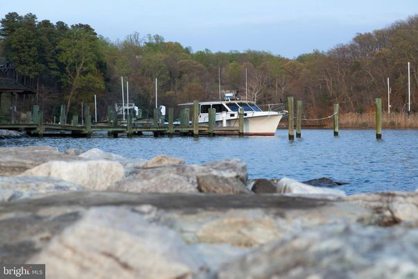 Exterior, Lake
