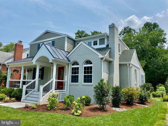 Backyard, Exterior, Facade, Queen Anne Victorian