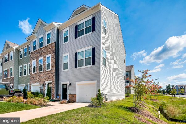 Attached, Exterior, Facade, Rowhouse
