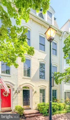 Exterior, Facade, Brick Facade, Rowhouse