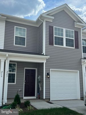Attached, Exterior, Facade, Rowhouse