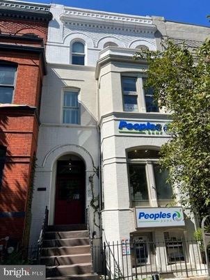 Exterior, Facade, Rowhouse
