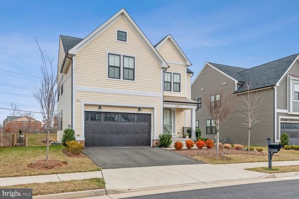 Attached, Exterior, Facade, Farmhouse