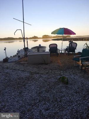 Exterior, Lake