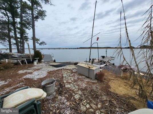 Exterior, Lake