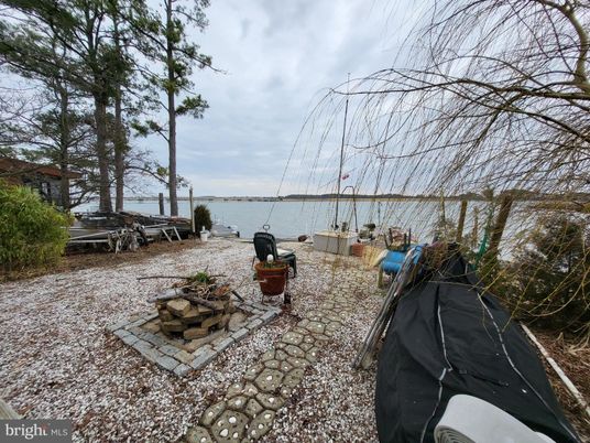 Exterior, Lake