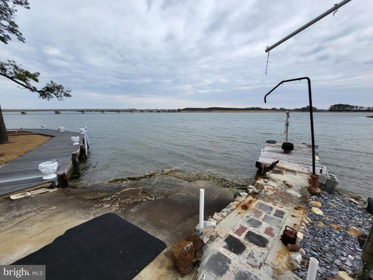 Exterior, Lake