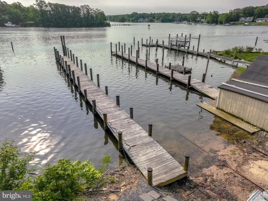 Exterior, Lake