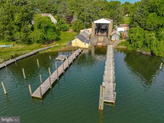 Exterior, Lake